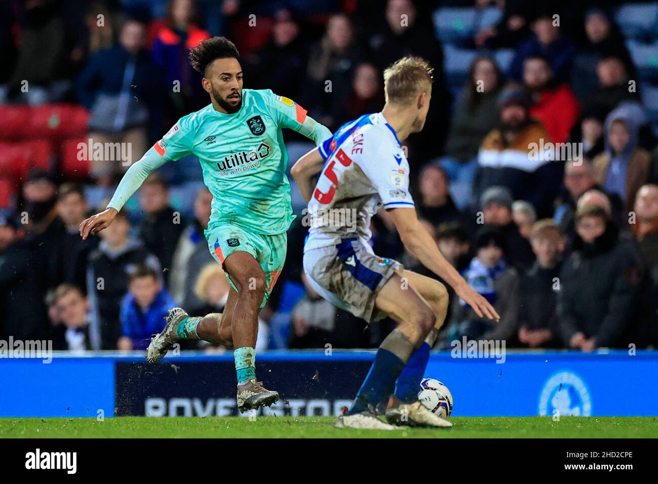 Sorba Thomas #16 von Huddersfield Town wird von Jan Paul van Hecke #25 von Blackburn Rovers herausgefordert Stockfoto
