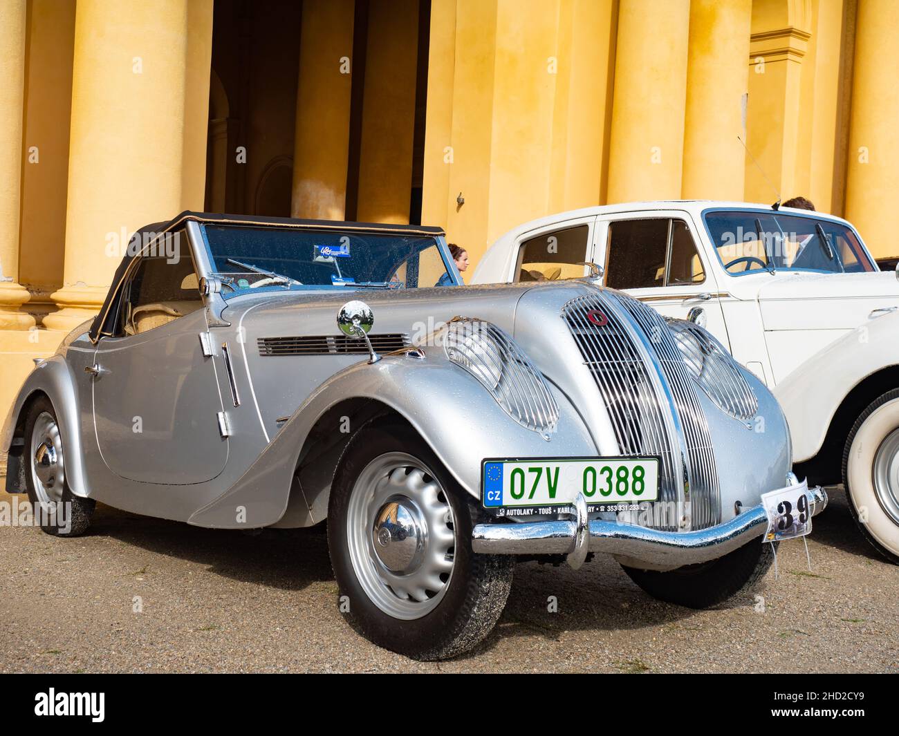 Palavsky Oldtimer, die Oldtimer-Rallye-Show im Schlossgarten von Lednice, Tschechien. 28th vom August 2021. Historische Autos öffnen Wettbewerb. Stockfoto