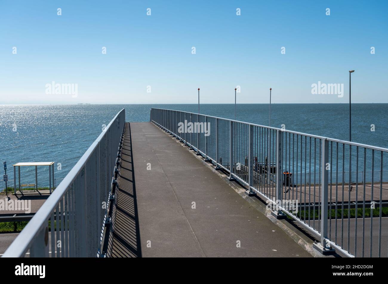 Blick auf Afsluidijk, langer Damm mit Autobahn zum Schutz der Niederlande vor dem Wasser der Nordsee Stockfoto