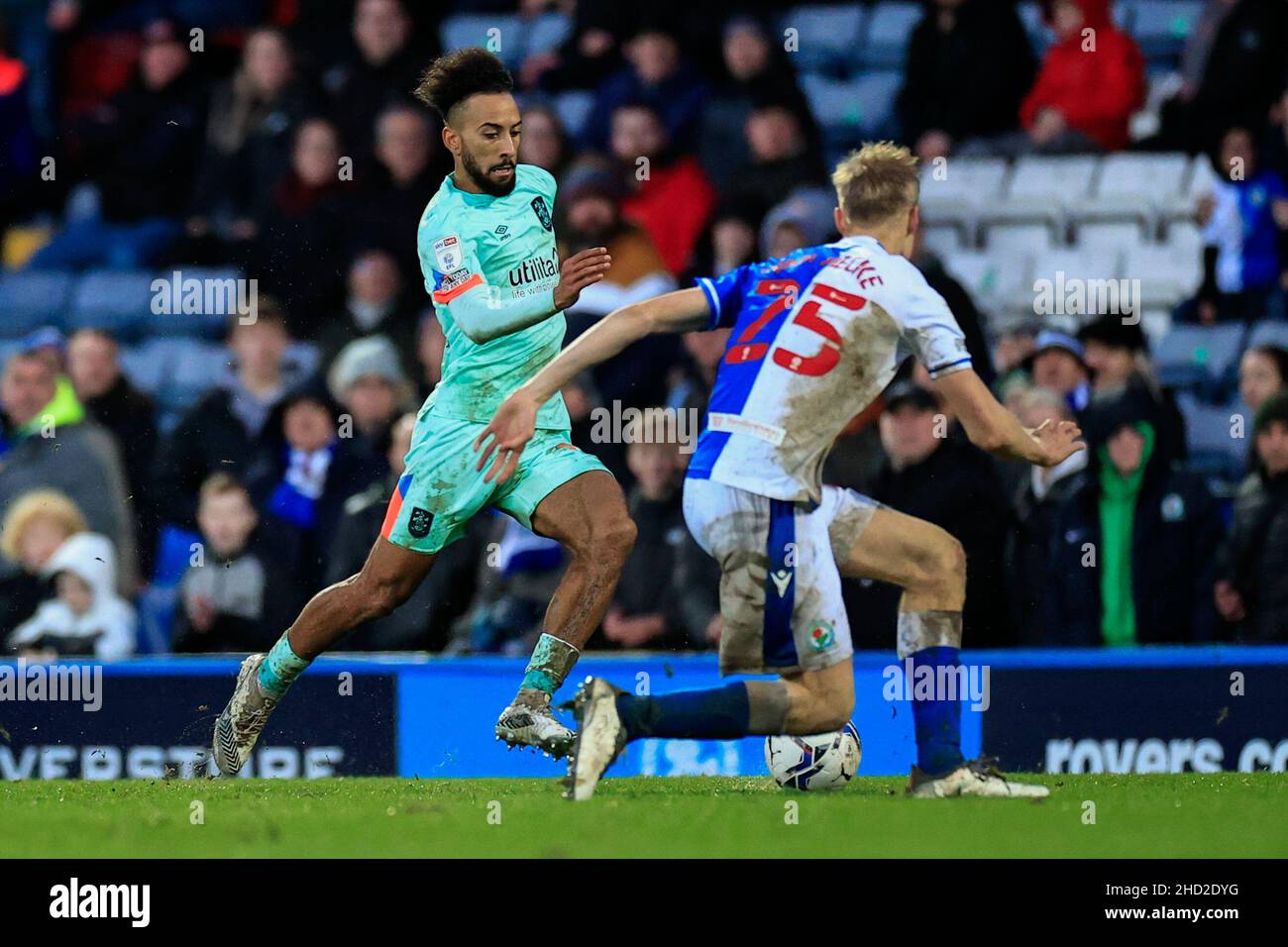 Sorba Thomas #16 von Huddersfield Town wird am 1/2/2022 von Jan Paul van Hecke #25 von Blackburn Rovers in Blackburn, Großbritannien, herausgefordert. (Foto von Conor Molloy/News Images/Sipa USA) Stockfoto