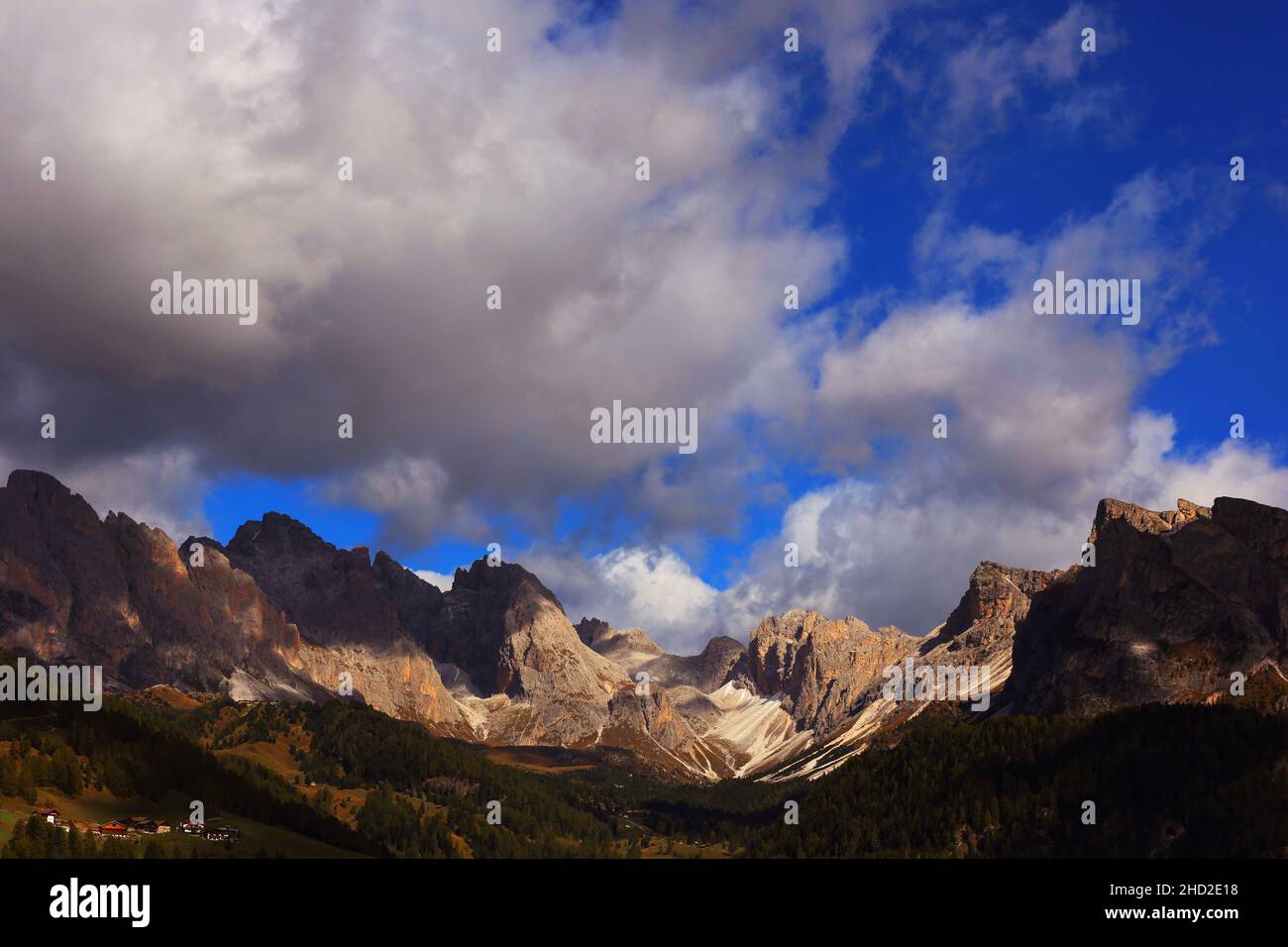 Langkofel, Berg, Fels, Dolomiten, Panorama mit atemberaubender Wolkenstimmung, Blick auf die Geislerspitzen in Südtirol in den Dolomiten in Italien Stockfoto