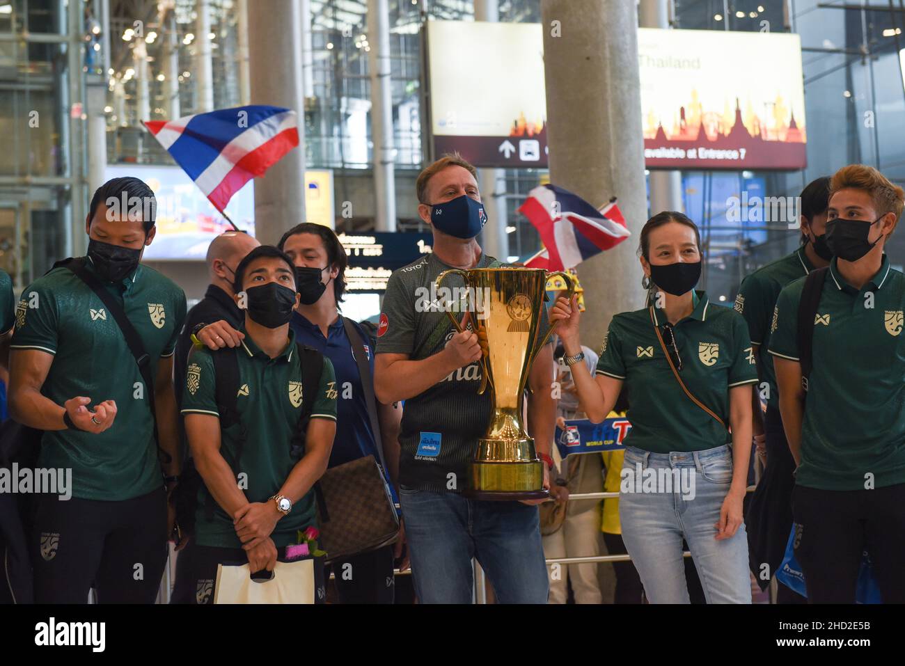 Nualphan Lamsam „Madame Pang“, Manager der thailändischen Fußballnationalmannschaft (R), Alexandre Polking, Cheftrainer von Mano Polking (C), Teamkapitän Jay Chanathip Songkrasin (L) hebt die Meisterschaft des AFF Suzuki Cup 2020 am Flughafen Suvarnabhumi, Samut, an. Provinz Prakan, Thailand, am 02. Januar 2022. (Foto von Teera Noisakran/Pacific Press) Stockfoto