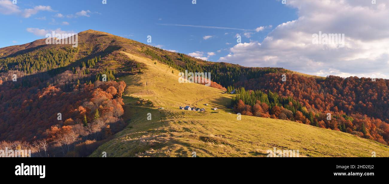 Herbstpanorama. Sonniger Abend im Bergdorf. Karpaten, Ukraine, Europa Stockfoto