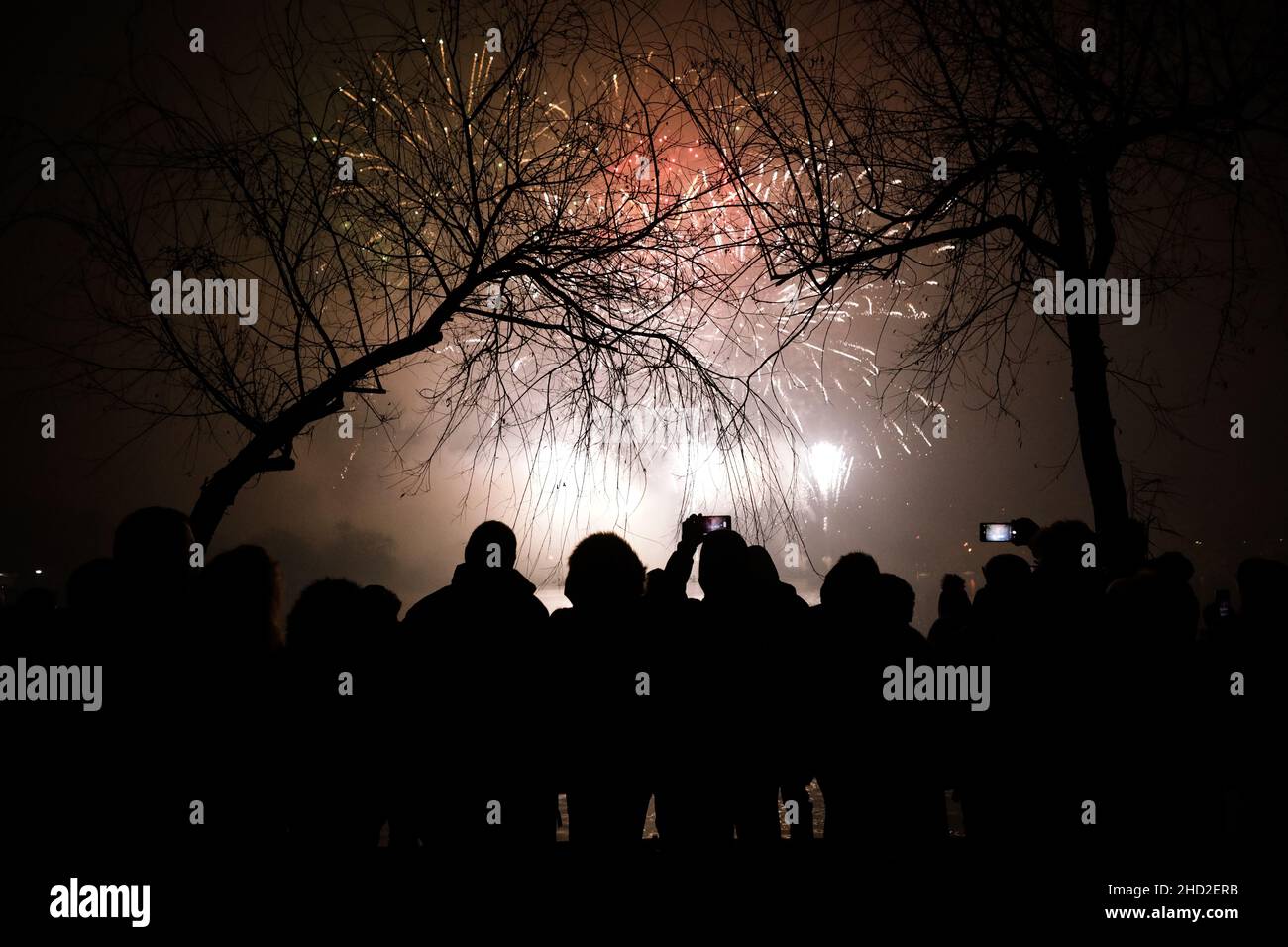 Bukarest, Rumänien - 1. Januar 2022: Während der Neujahrsfeiern sehen die Menschen im Alexandru Ioan Cuza Park in Bukarest ein Feuerwerk. Stockfoto