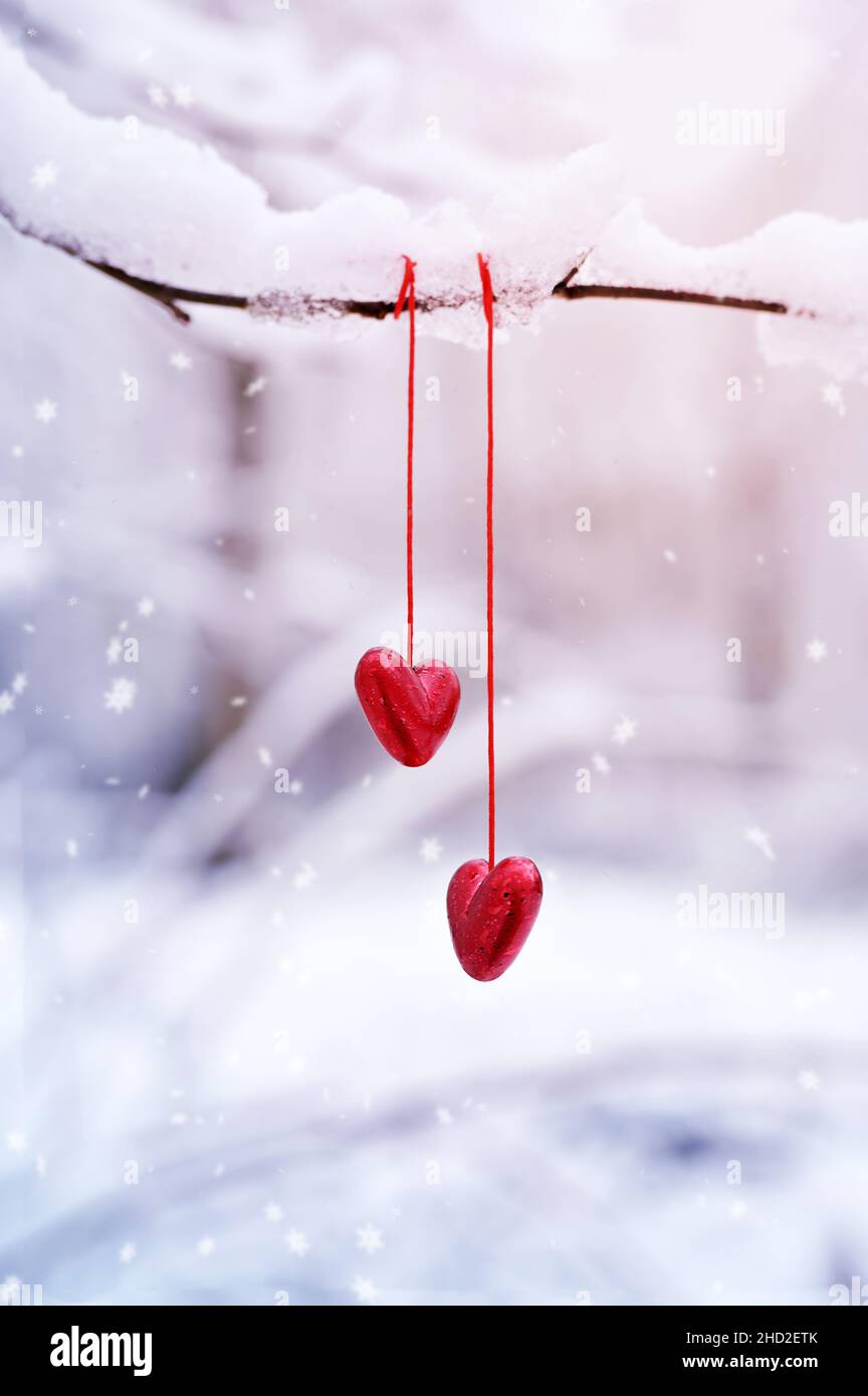 Roten Herzen auf verschneiter Baum im Winter. Urlaub. Happy Valentines Day Feier. Herz Liebe Konzept. Stockfoto