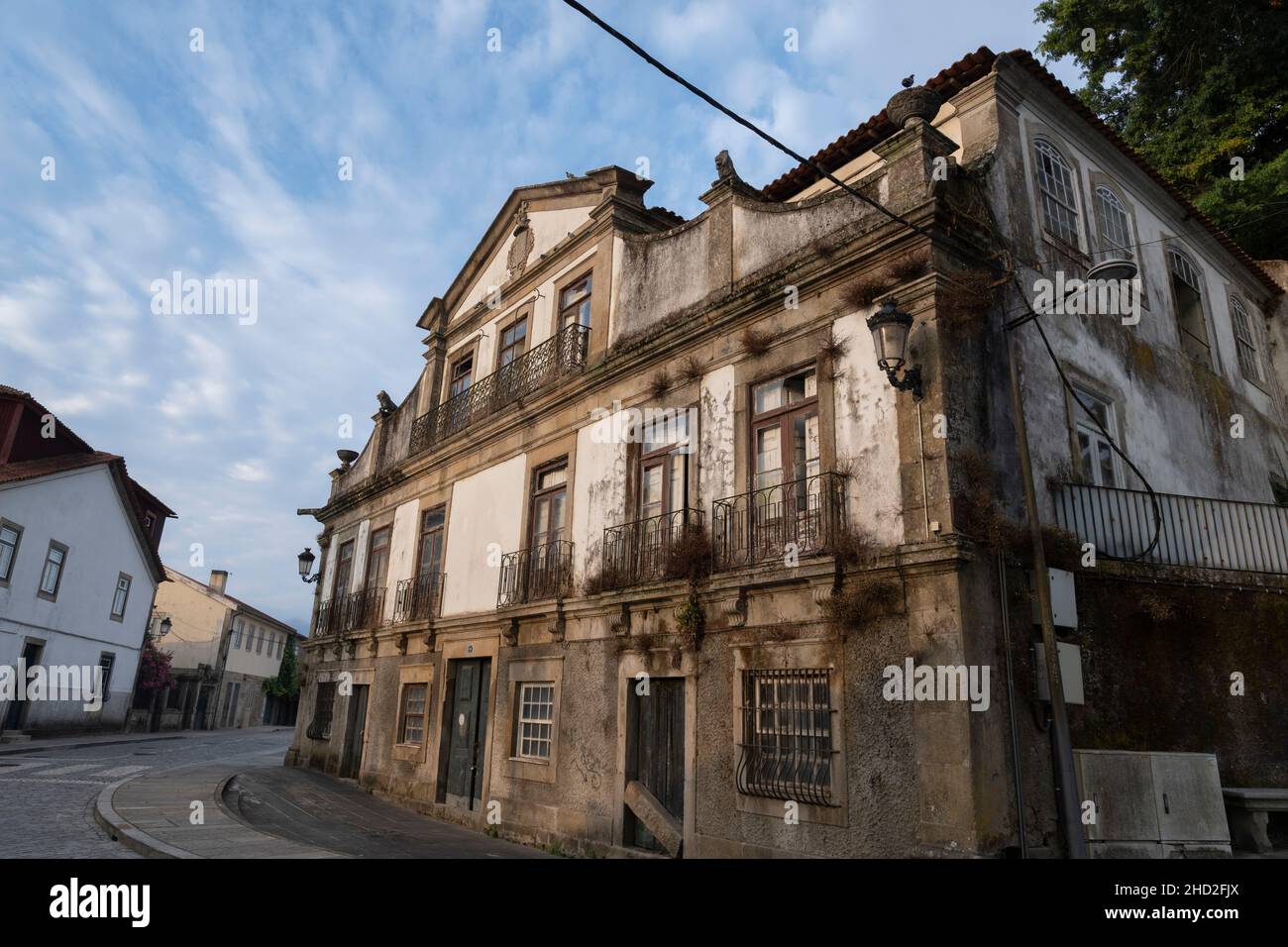 Die historische, aber verfallene Casa Grande de Além-da-Ponte aus dem 18th. Jahrhundert entlang des Camino Portuguese in Ponte de Lima, Portugal. Diese Route des Camin Stockfoto