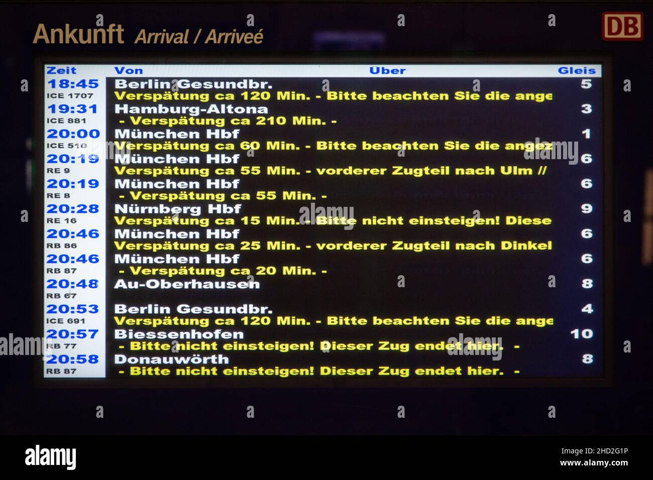Eine Tafel mit verspäteten Zügen auf der Deutschen Bahn. Spätung bei der Deutschen Bahn. Stockfoto