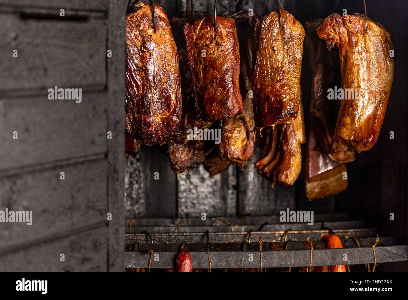 Geräuchertes Schweinekotelett und Würstchen, im Räucherhaus, Lebensmittelkonzept Stockfoto