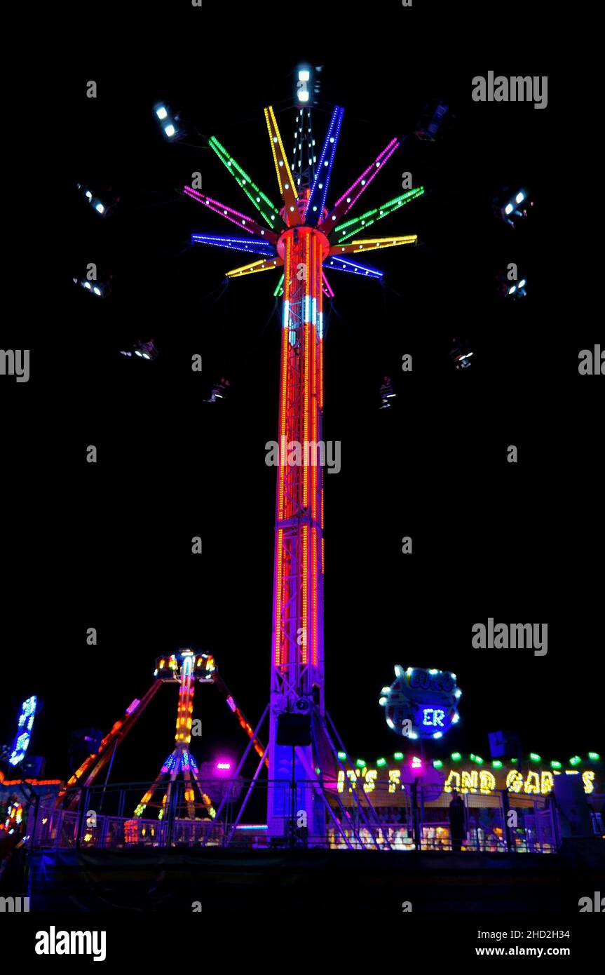 Eine große Spinning-Fahrt auf der Nachtmesse im Park Stockfoto