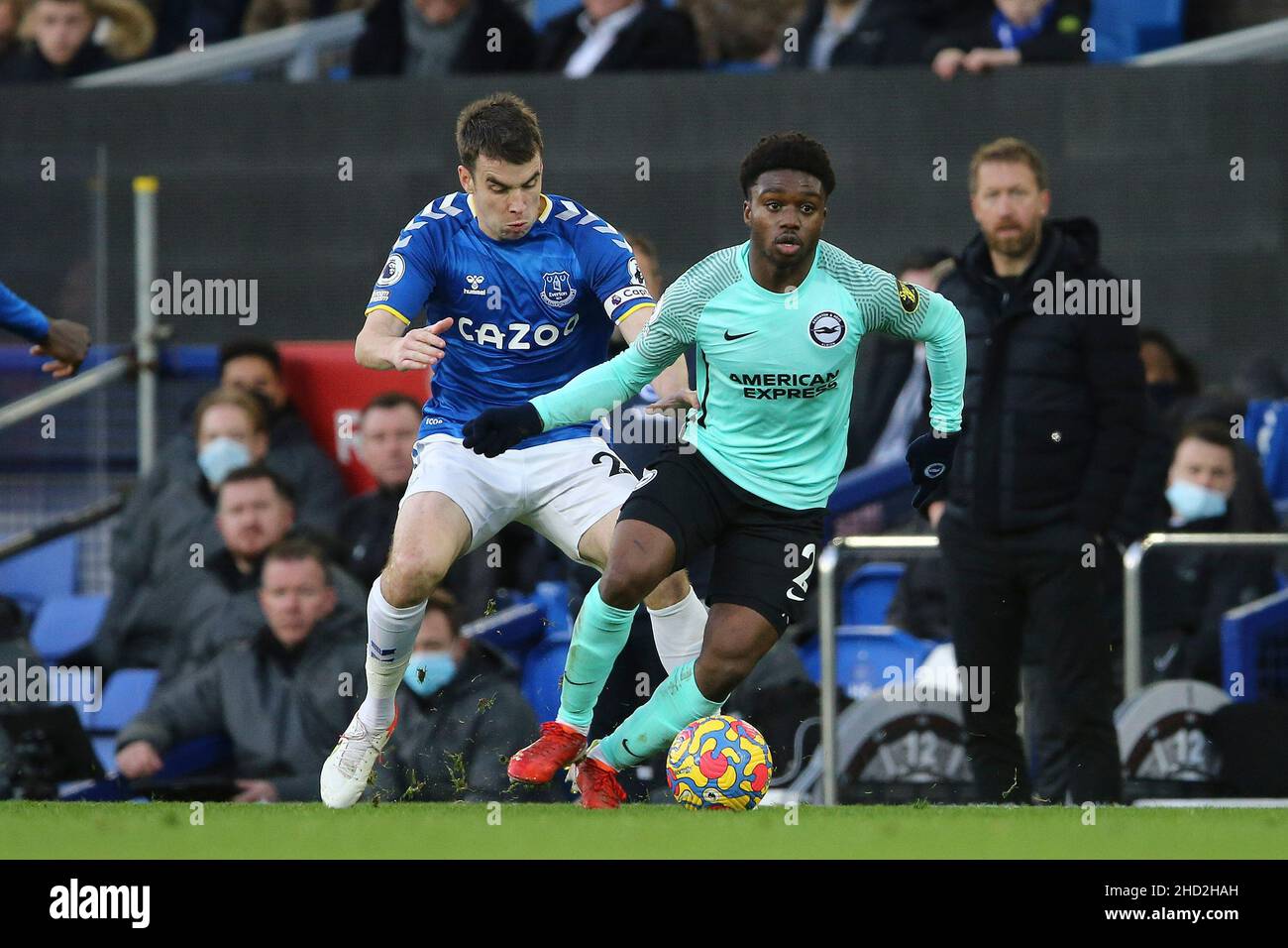 Everton, Großbritannien. 02nd Januar 2022. Tariq Lamptey von Brighton und Hove Albion möchten Seamus Coleman von Everton entfliehen. Premier League Spiel, Everton gegen Brighton & Hove Albion im Goodison Park in Liverpool am Sonntag, 2nd. Januar 2022. Dieses Bild darf nur für redaktionelle Zwecke verwendet werden. Nur zur redaktionellen Verwendung, Lizenz für kommerzielle Nutzung erforderlich. Keine Verwendung in Wetten, Spielen oder einem einzigen Club / Liga / Spieler Publikationen. PIC von Chris Stading / Andrew Orchard Sport Fotografie / Alamy Live News Kredit: Andrew Orchard Sport Fotografie / Alamy Live News Stockfoto