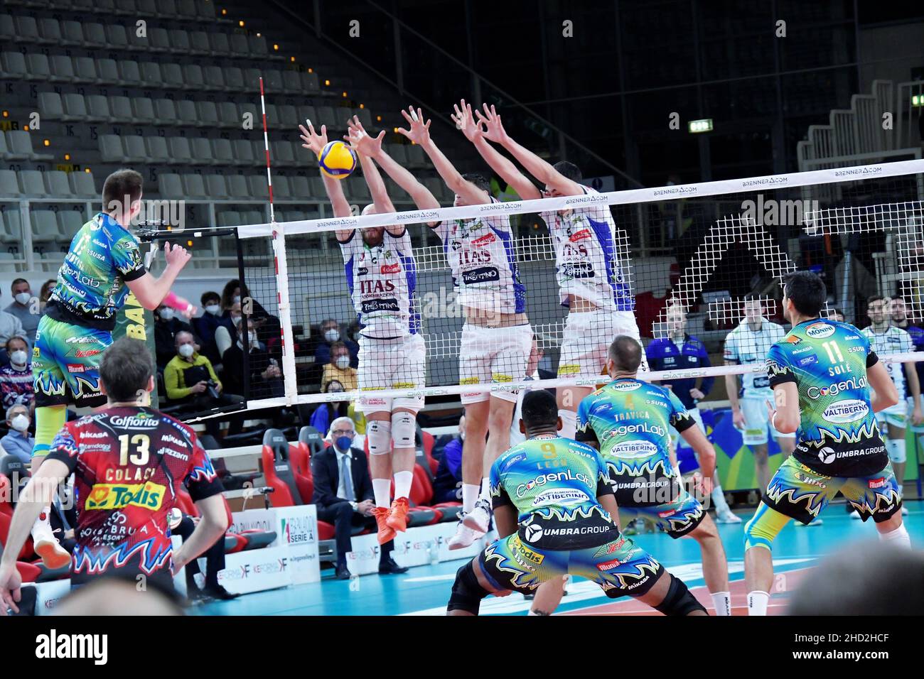 Trient, Italien. 02nd Januar 2022. Riccardo Sbertoli Block (ITAS Trentino) während der ITAS Trentino vs Sir Safety Conad Perugia, Volleyball Italienische Serie A Männer Superliga Meisterschaft in Trient, Italien, Januar 02 2022 Quelle: Independent Photo Agency/Alamy Live News Stockfoto