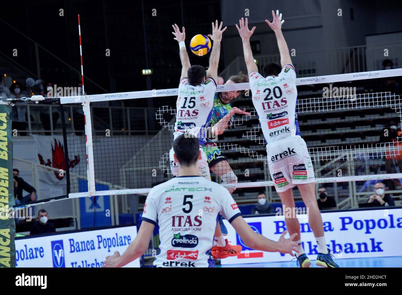 Trient, Italien. 02nd Januar 2022. ITAS trentino Block während ITAS Trentino vs Sir Safety Conad Perugia, Volleyball Italienische Serie A Männer Superliga Meisterschaft in Trient, Italien, Januar 02 2022 Credit: Independent Photo Agency/Alamy Live News Stockfoto