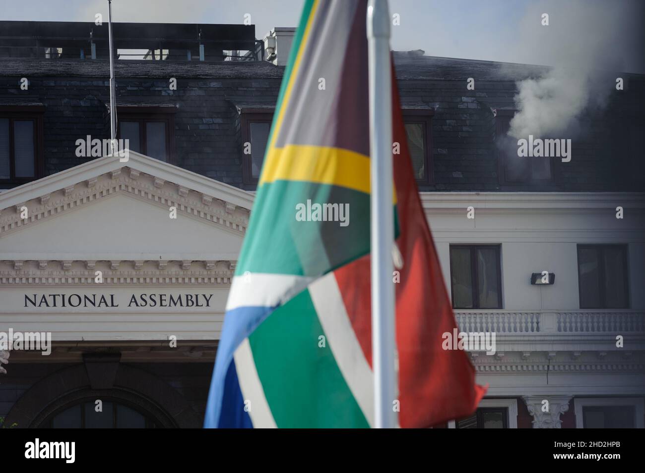 Südafrikas nationales parlament schwelte nach einem Brand in den frühen Morgenstunden des 2. Januar 2022 im Zentrum von Kapstadt Stockfoto