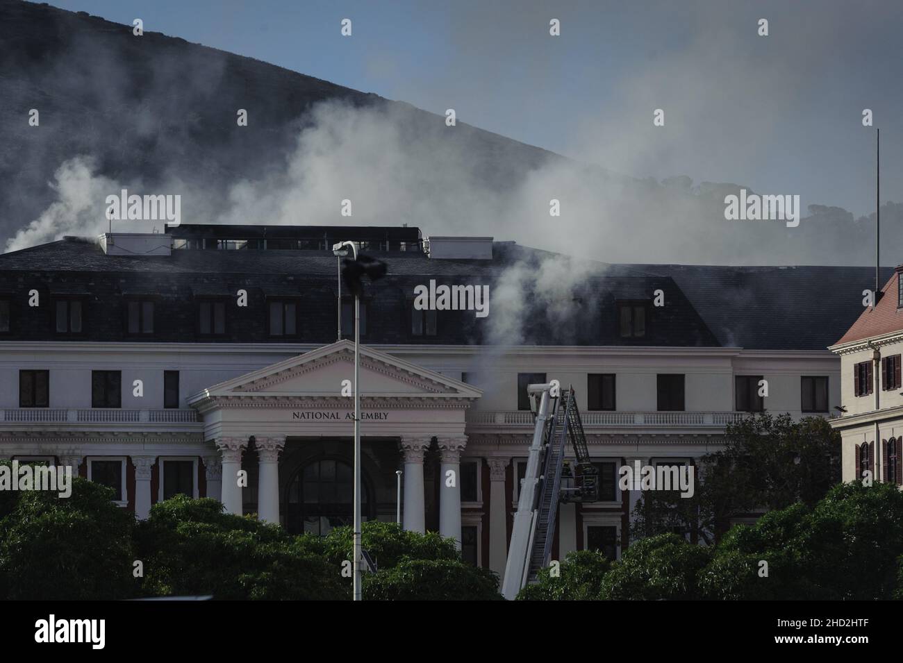 Südafrikas nationales parlament schwelte nach einem Brand in den frühen Morgenstunden des 2. Januar 2022 im Zentrum von Kapstadt Stockfoto