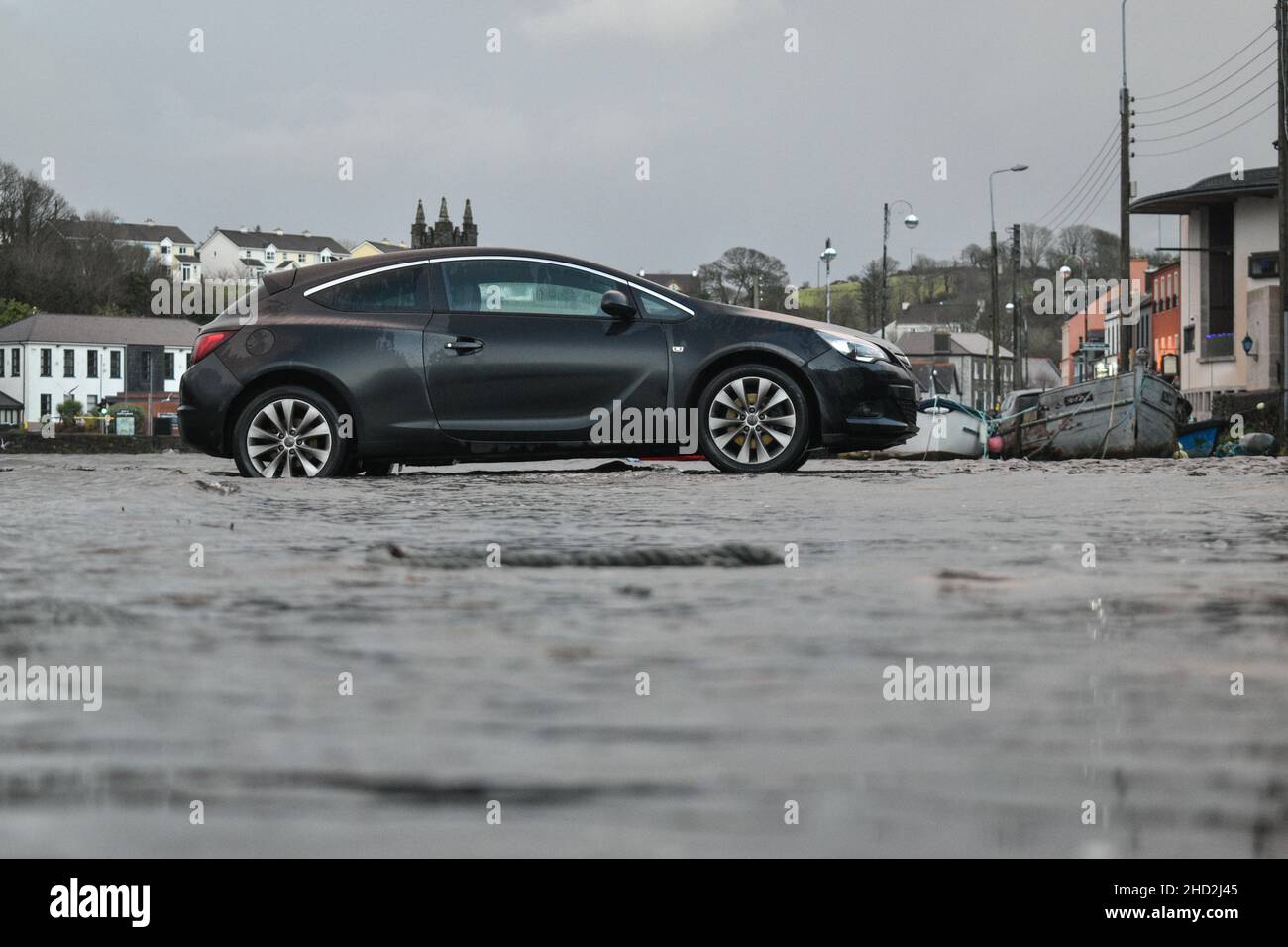 Bantry, West Cork, Irland. 2nd Januar 2022. Als die Flut den Bantry Kai erreicht, flutet der Parkplatz in der Nähe. Cedit: Karlis Dzjamko/Alamy Live News. Stockfoto