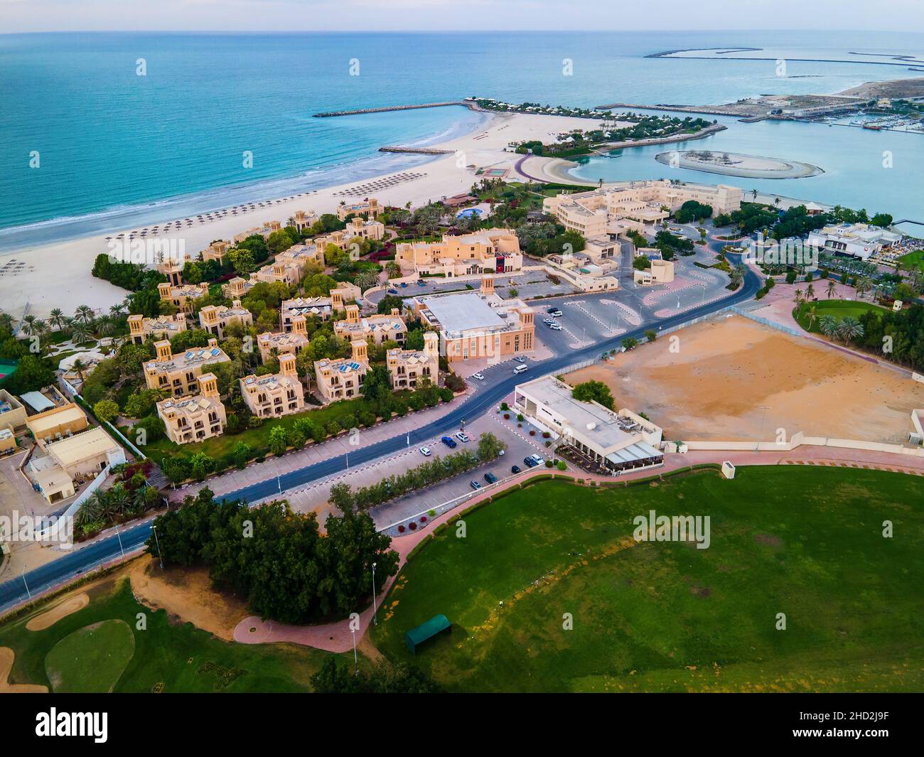 Luftaufnahme des Golfplatzes Al Hamra und des berühmten Wohnviertels Al Hamra in Ras al Khaimah, Vereinigte Arabische Emirate Stockfoto