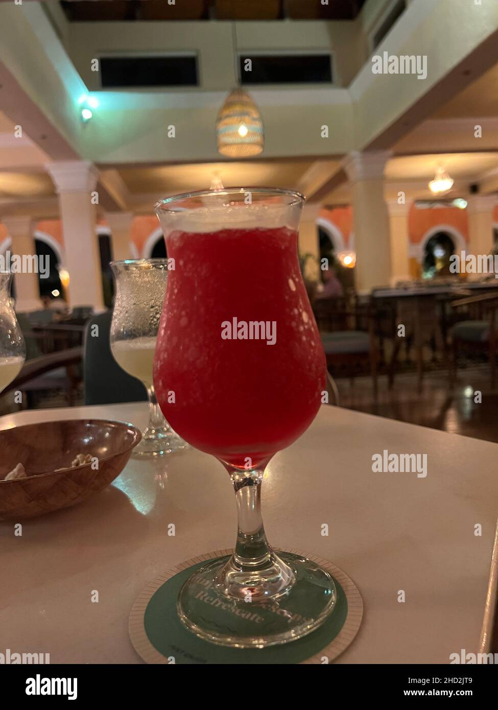 Daiquiri aus roter Erdbeere in einem Glas aus nächster Nähe trinken. Alkoholischer Cocktail in Glas in der Bar ohne Leute. Stockfoto