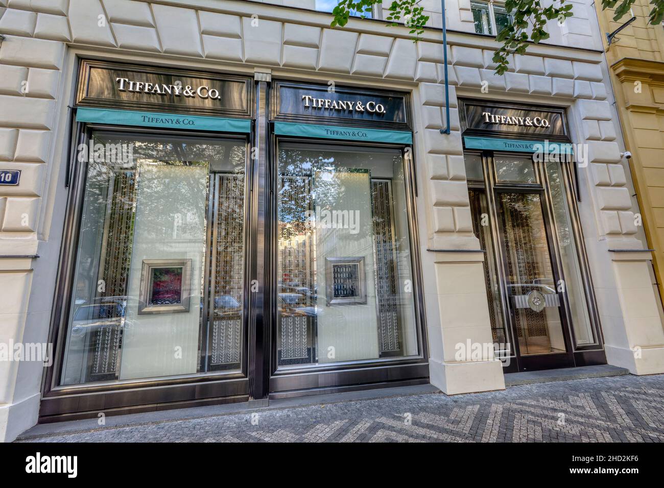 Prag, Tschechische Republik - 26. September 2018: Außenansicht des Tiffany & Company Stores. Tiffany's ist ein US-amerikanischer multinationaler Luxusschmuck und Spezialitätenret Stockfoto