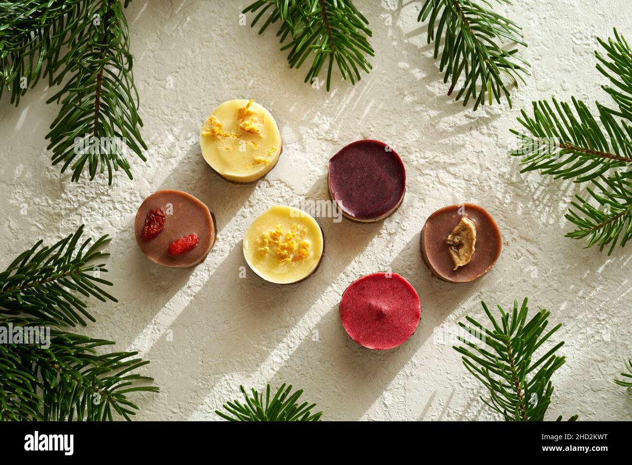 Heidelbeere, Himbeere, Zitrone, Goji und Banane rohe vegane Weihnachtsdesserts Stockfoto