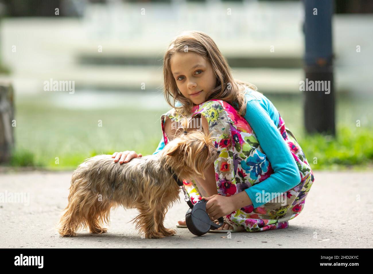 Teenager Mädchen zu Fuß ihren kleinen Hund. Stockfoto