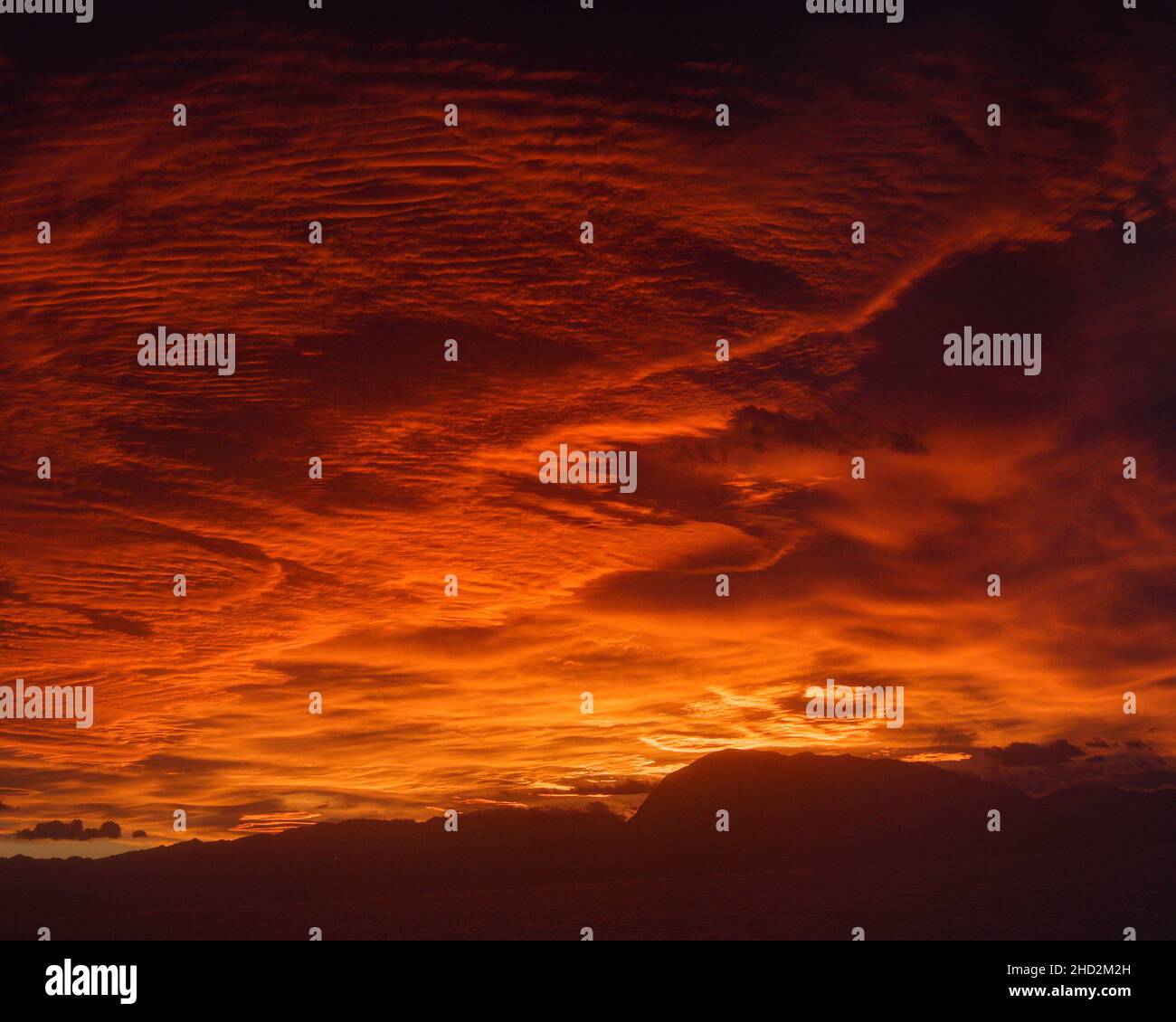 Wunderschöner Sonnenuntergang am Mittelmeer. Von der Fähre Balearia. Berg: Montgo. Lage: Denia Stockfoto