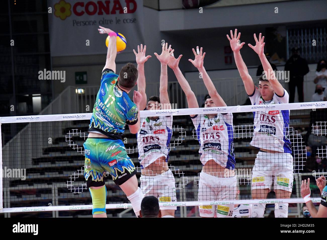 Trient, Italien. 02nd Januar 2022. OLEH Plotnytskyi Angriff (Sir Safety Conad Perugia) während ITAS Trentino gegen Sir Safety Conad Perugia, Volleyball Italienische Serie A Männer Superliga Meisterschaft in Trient, Italien, Januar 02 2022 Quelle: Independent Photo Agency/Alamy Live News Stockfoto