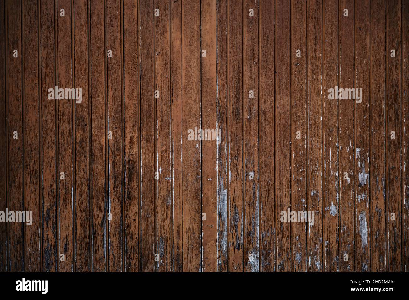 Altes verzweifeltes Holztor mit braunem abblätternder Farbe Stockfoto