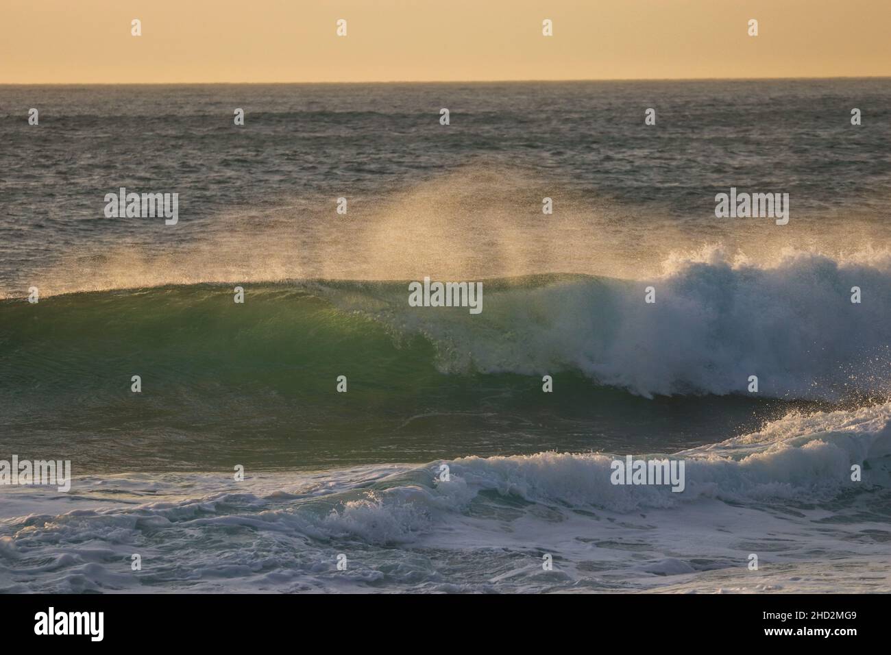 Perfekte Welle bricht an einem Strand. Surfspot Stockfoto