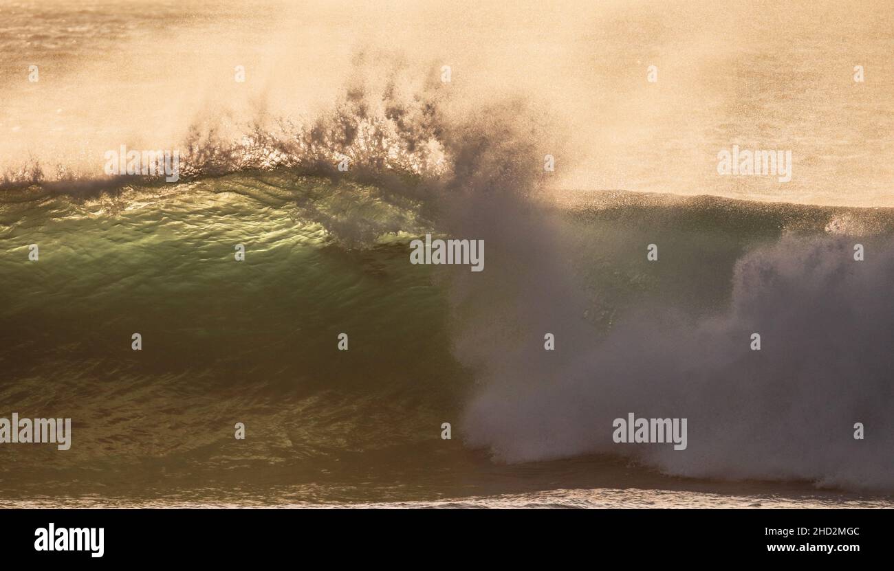 Perfekte Welle bricht an einem Strand. Surfspot Stockfoto