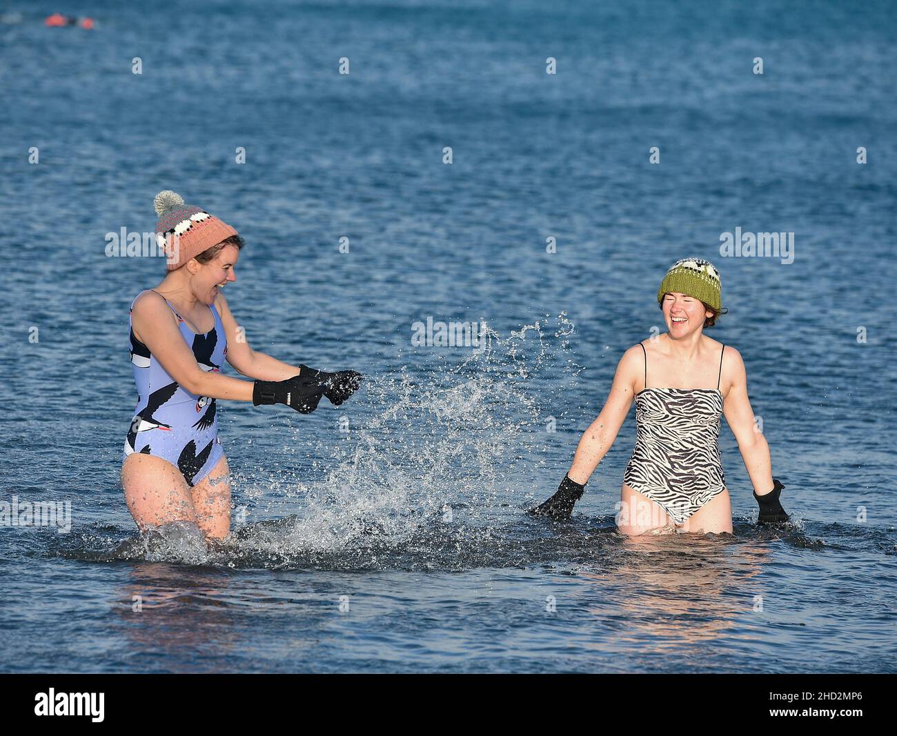 Schwimmer gingen zum traditionellen Neujahrsschwimmen in Portobello bei Edinburgh ins Wasser, obwohl die offiziellen ‘Loony Dooks’ in diesem Jahr abgesagt wurden. (c) Dave Johnston Stockfoto