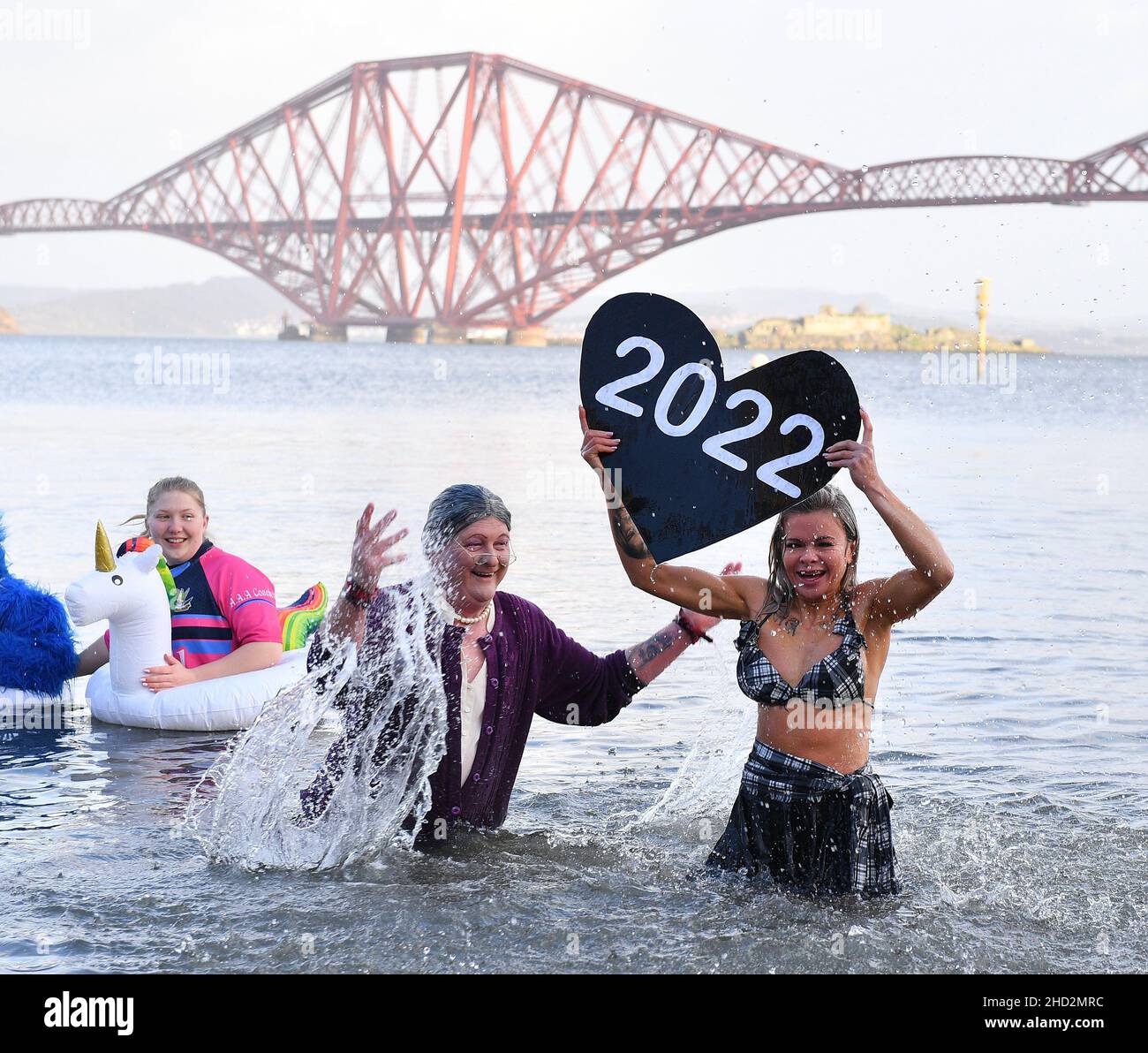 Schwimmer gingen zum traditionellen Neujahrsschwimmen in Queensferry aufs Wasser, obwohl die offiziellen ‘Loony Dooks’ in diesem Jahr abgesagt wurden. (c) Dave Johnston Stockfoto