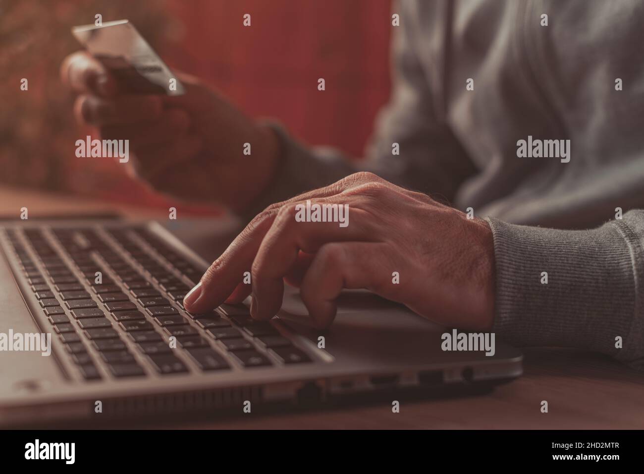 E-Commerce und Electronic Banking Konzept, Mann mit Laptop-Computer und Kreditkarte für Online-Transaktionen, selektiver Fokus Stockfoto