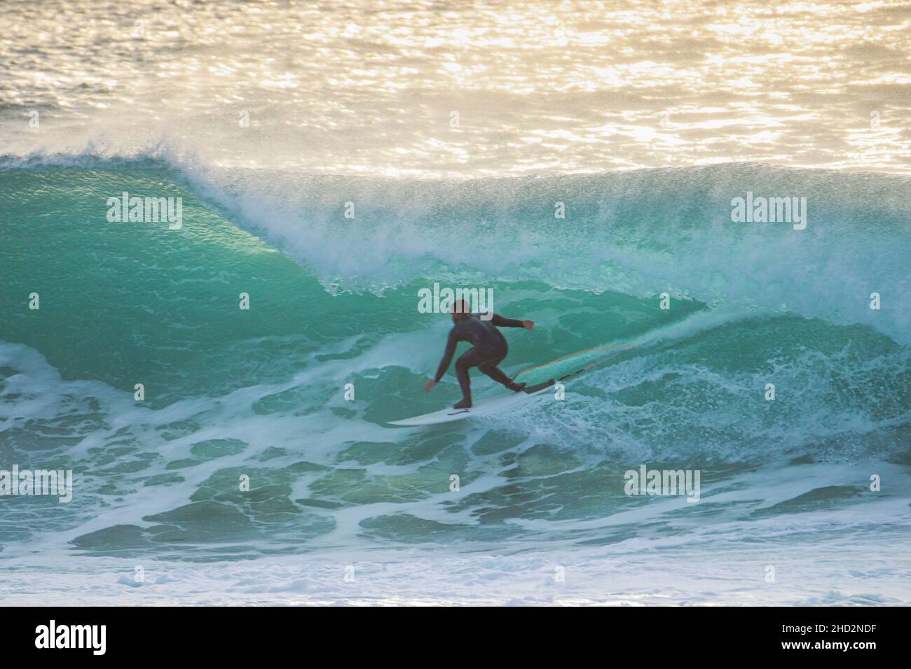 Surfer in einer perfekten Barrel-Welle. Stockfoto