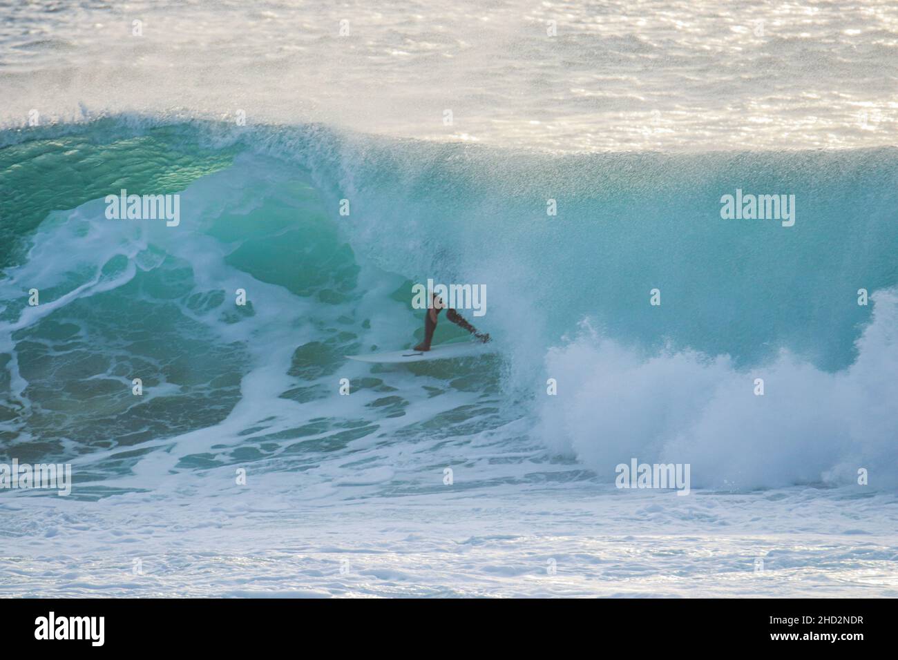 Surfer in einer perfekten Barrel-Welle. Stockfoto