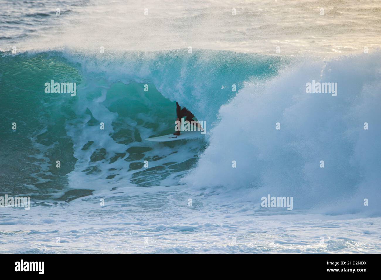 Surfer in einer perfekten Barrel-Welle. Stockfoto