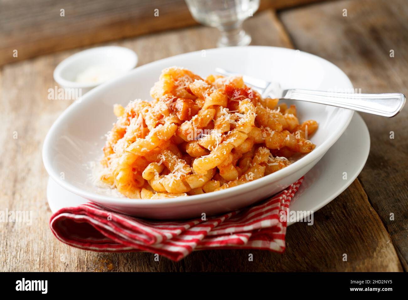 Pasta mit Tomatensauce und Käse Stockfoto