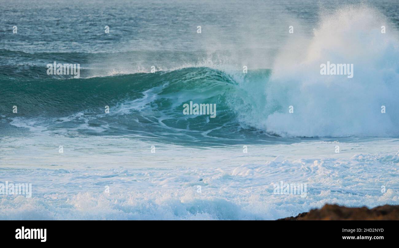 Perfekte Welle bricht an einem Strand. Surfspot Stockfoto
