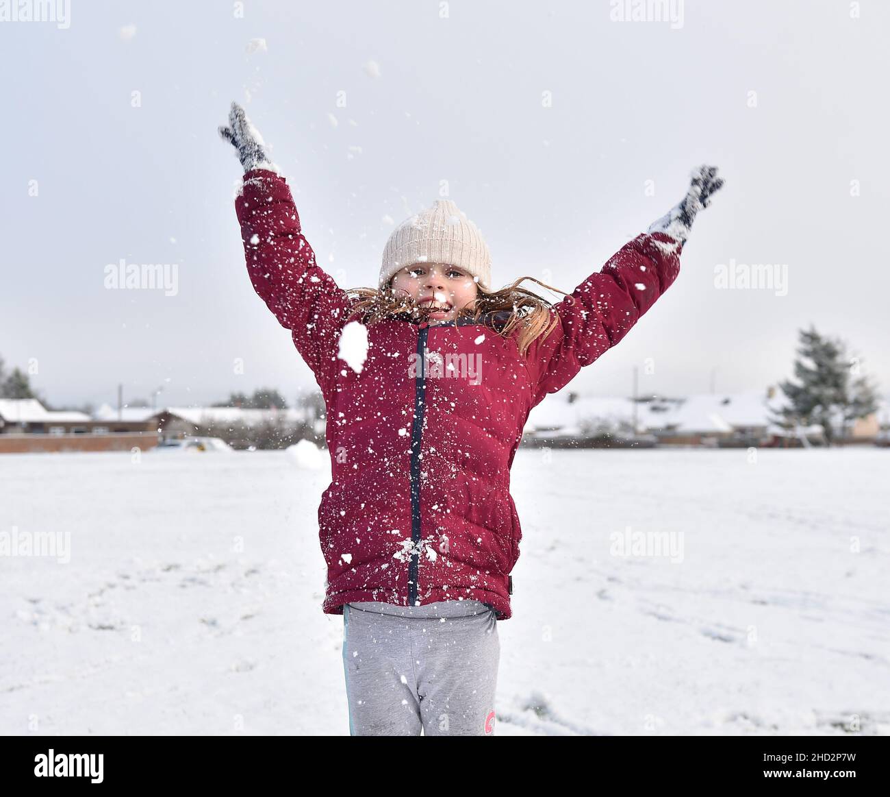 Im Bild: Kerry Anne McBeth (7) aus Armadale hat Spaß im Schnee. Die ersten Schneefälle in Zentralschottland bedeuteten für Kinder in Armadale, West Lothian, Spaß im Schnee. (c) Dave Johnston Stockfoto