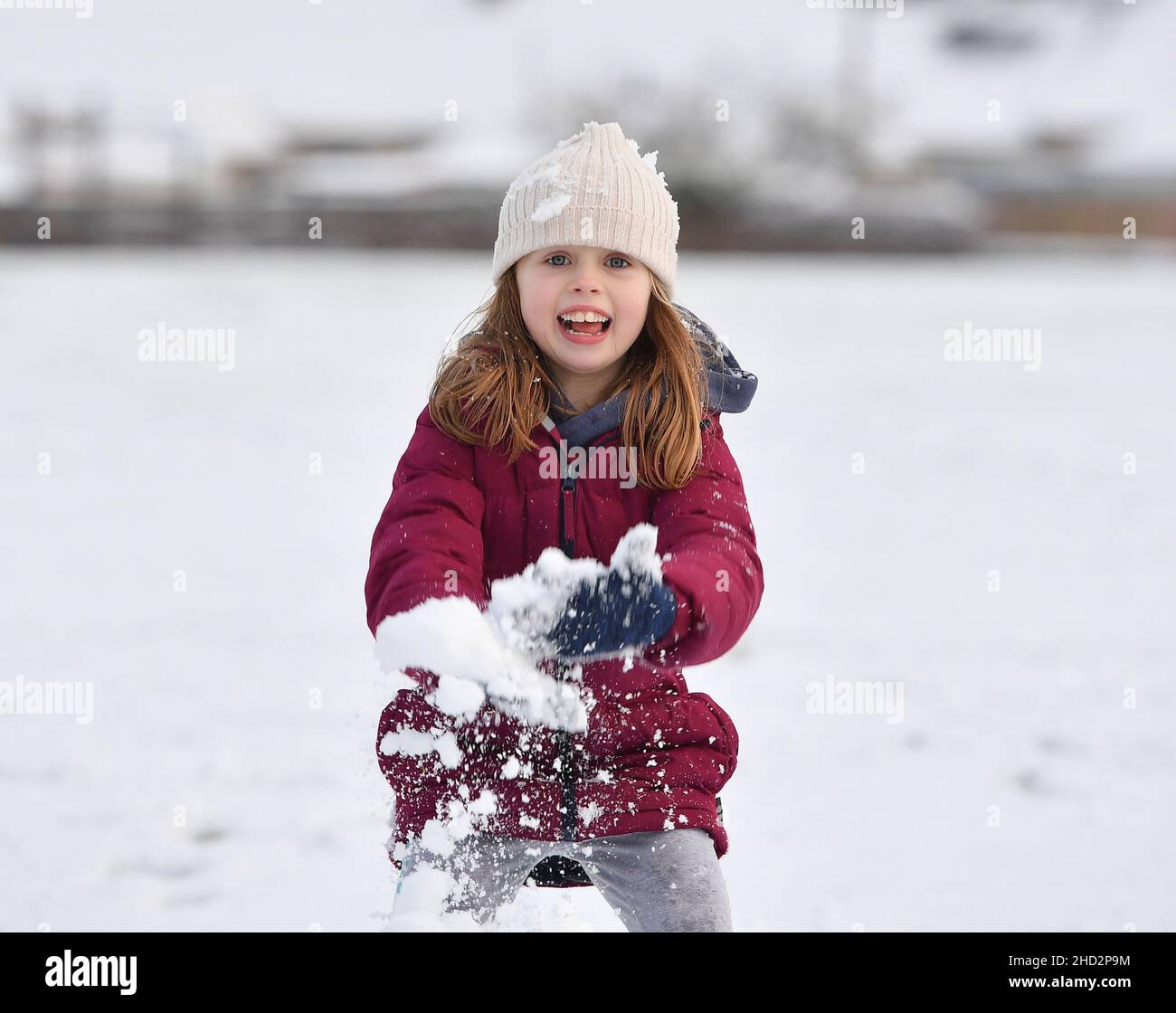 Im Bild: Kerry Anne McBeth (7) aus Armadale hat Spaß im Schnee. Die ersten Schneefälle in Zentralschottland bedeuteten für Kinder in Armadale, West Lothian, Spaß im Schnee. (c) Dave Johnston Stockfoto