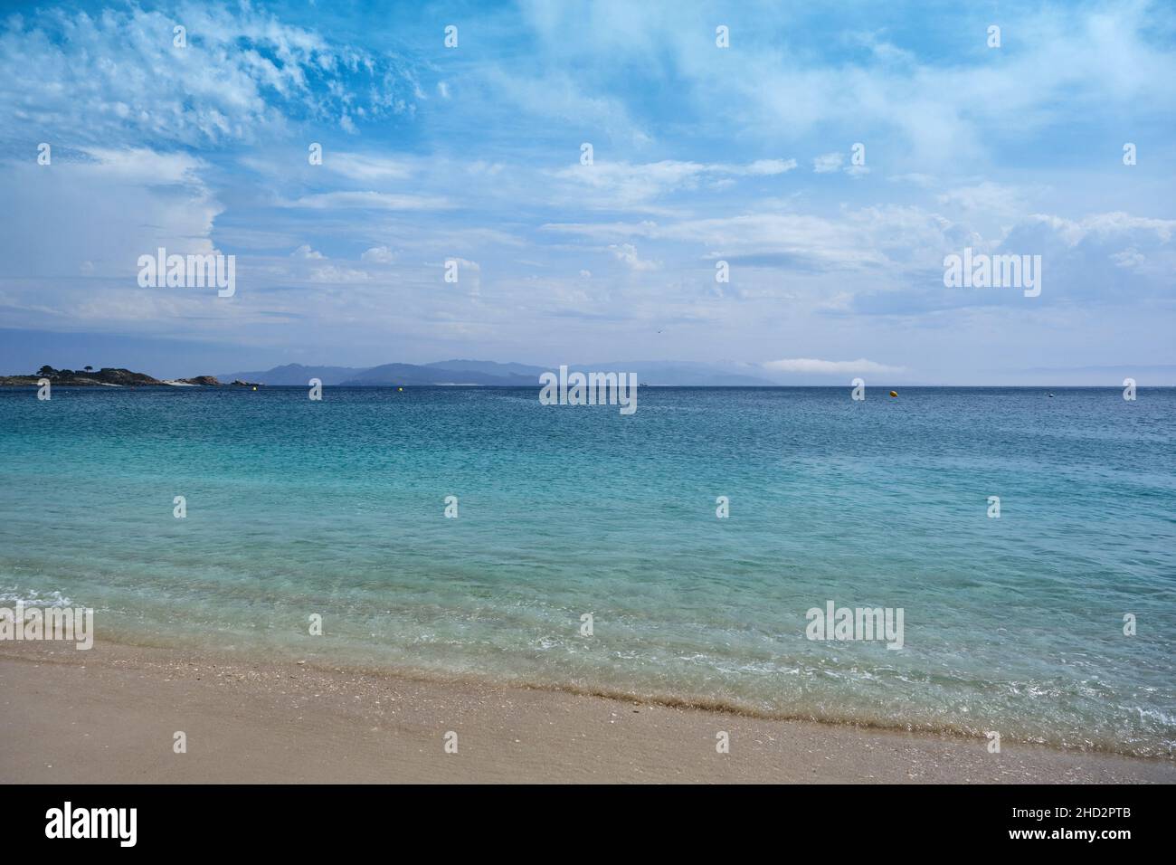 Strand von Rodas in Cies Islands Naturschutzgebiet, weißer Sand und klares türkisfarbenes Wasser. Nationalpark der Atlantischen Inseln von Galizien, Spanien. Stockfoto