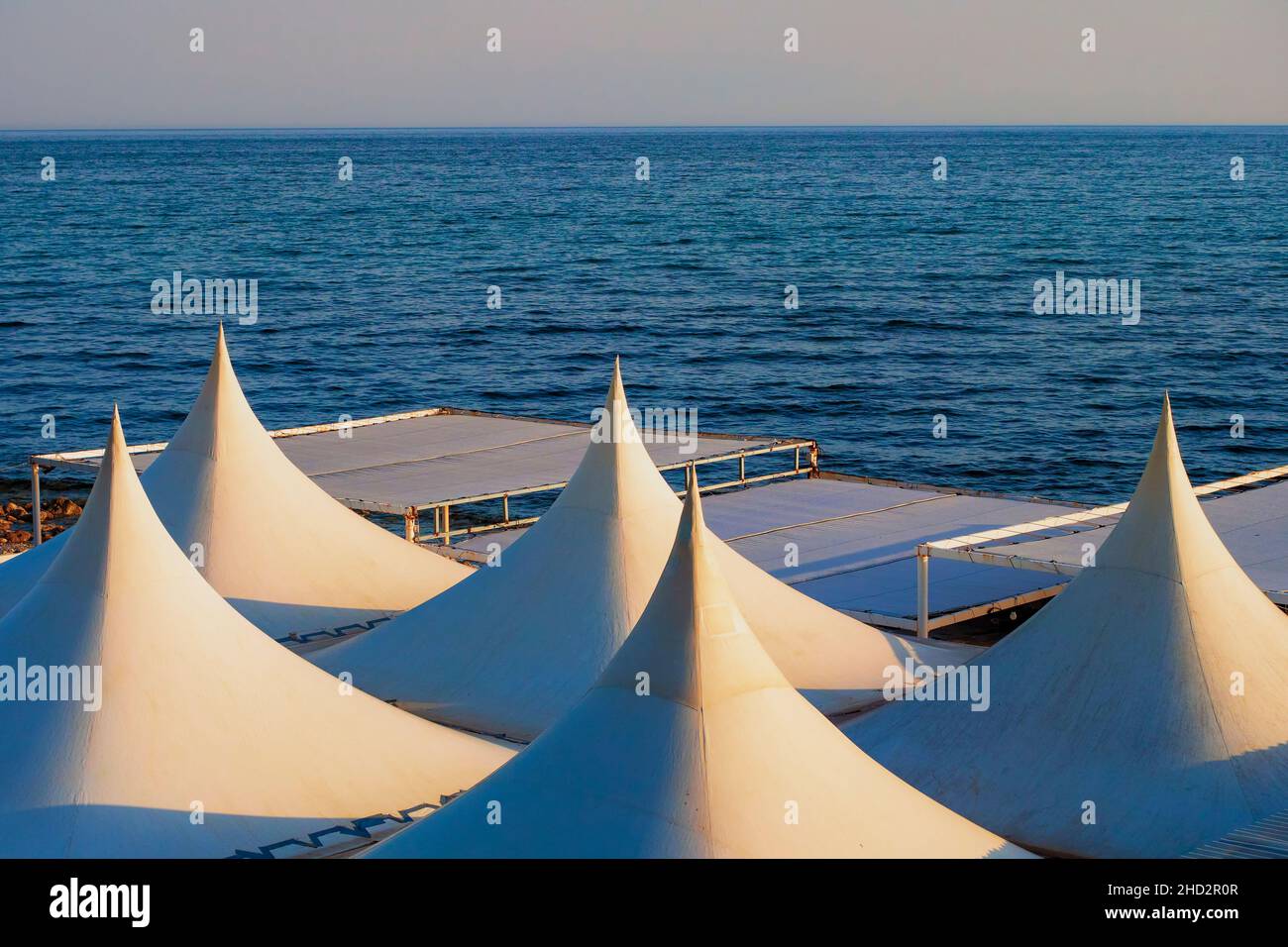 Dach einer Pergola eines Restaurants mit Blick auf das Meer in Malaga. Stockfoto