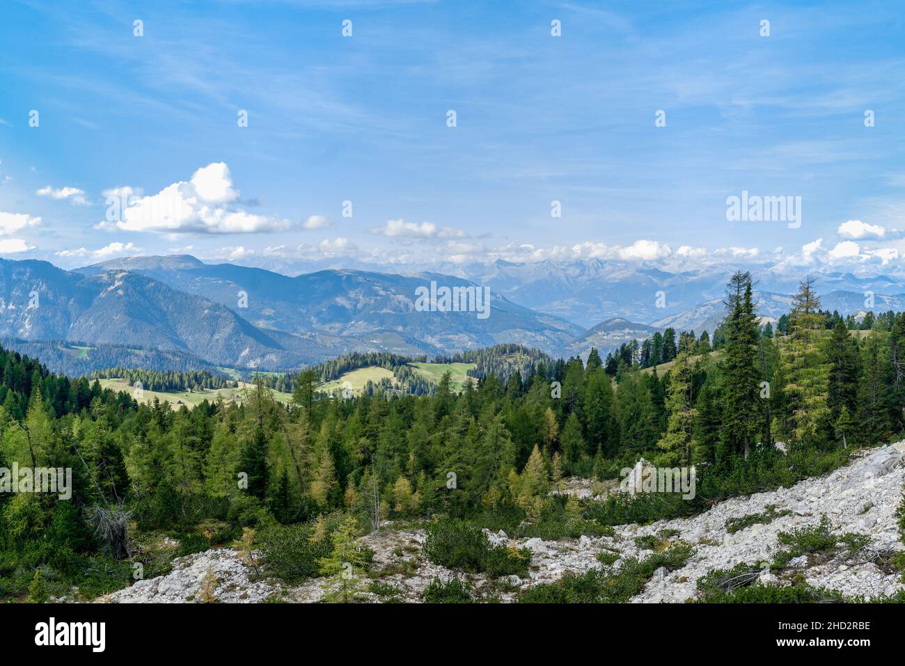 Blick auf den Naturpark Puez-Geisler Berge in den Dolomiten von den Armentara Wiesen aus gesehen Stockfoto