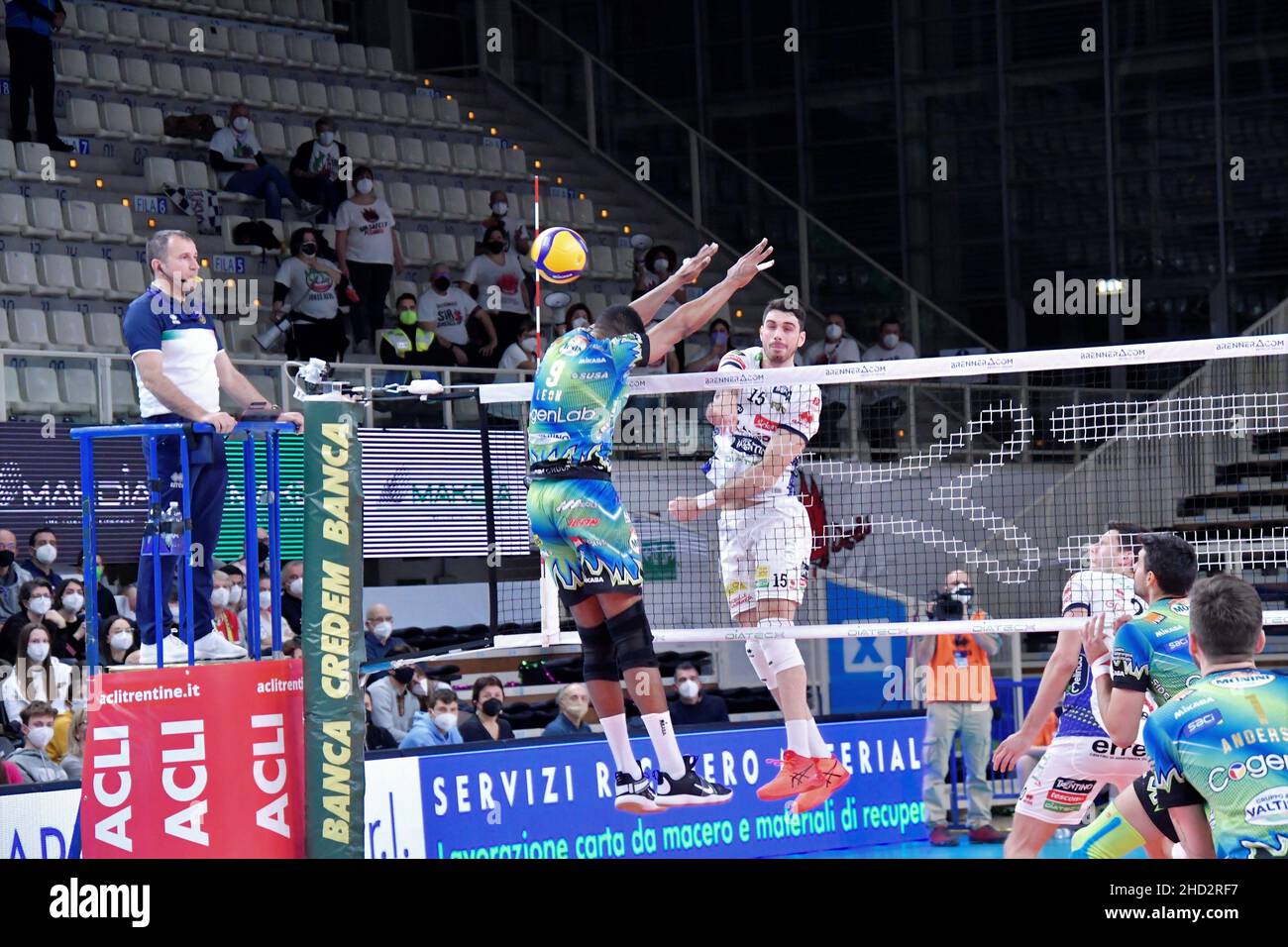 Trient, Italien. 02nd Januar 2022. Daniele Lavia Spike (ITAS Trentino) während der ITAS Trentino gegen Sir Safety Conad Perugia, Volleyball Italienische Serie A Superliga-Meisterschaft der Männer in Trient, Italien, Januar 02 2022 Quelle: Independent Photo Agency/Alamy Live News Stockfoto
