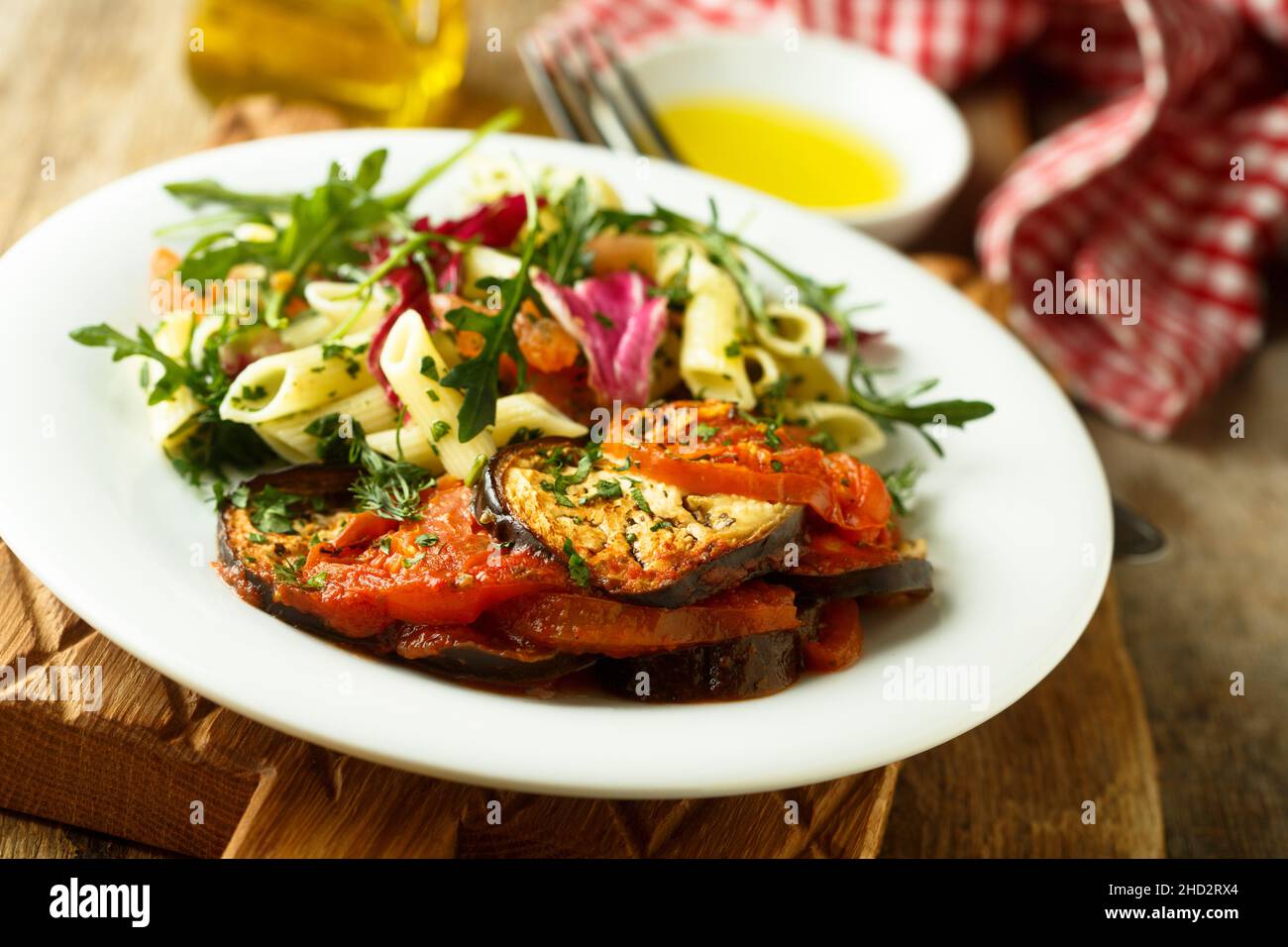 Nudelsalat mit geröstetem Gemüse Stockfoto