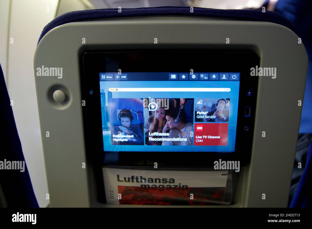 FRANKFURT, DEUTSCHLAND - 03. NOV 2017: Inflight-Entertainment-Bildschirm auf einem Langstreckenflug in der Economy-Klasse Stockfoto