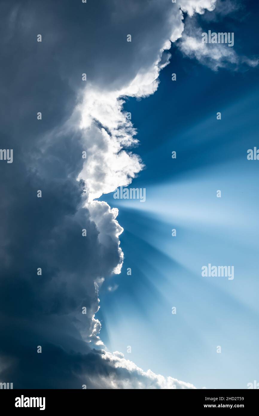 Sonnenstrahlen Leuchten Durch Die Schweren Grauen Wolken Stockfoto