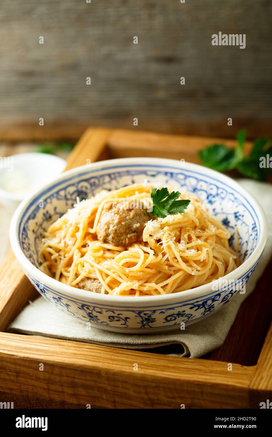 Spaghetti mit Fleischbällchen und Käse Stockfoto