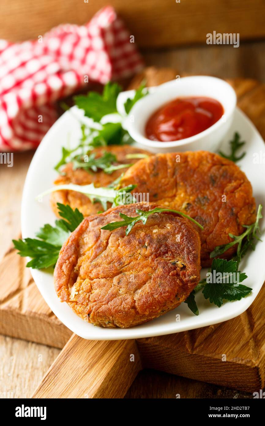 Hausgemachte vegane Burger mit Tomatensoße Stockfoto