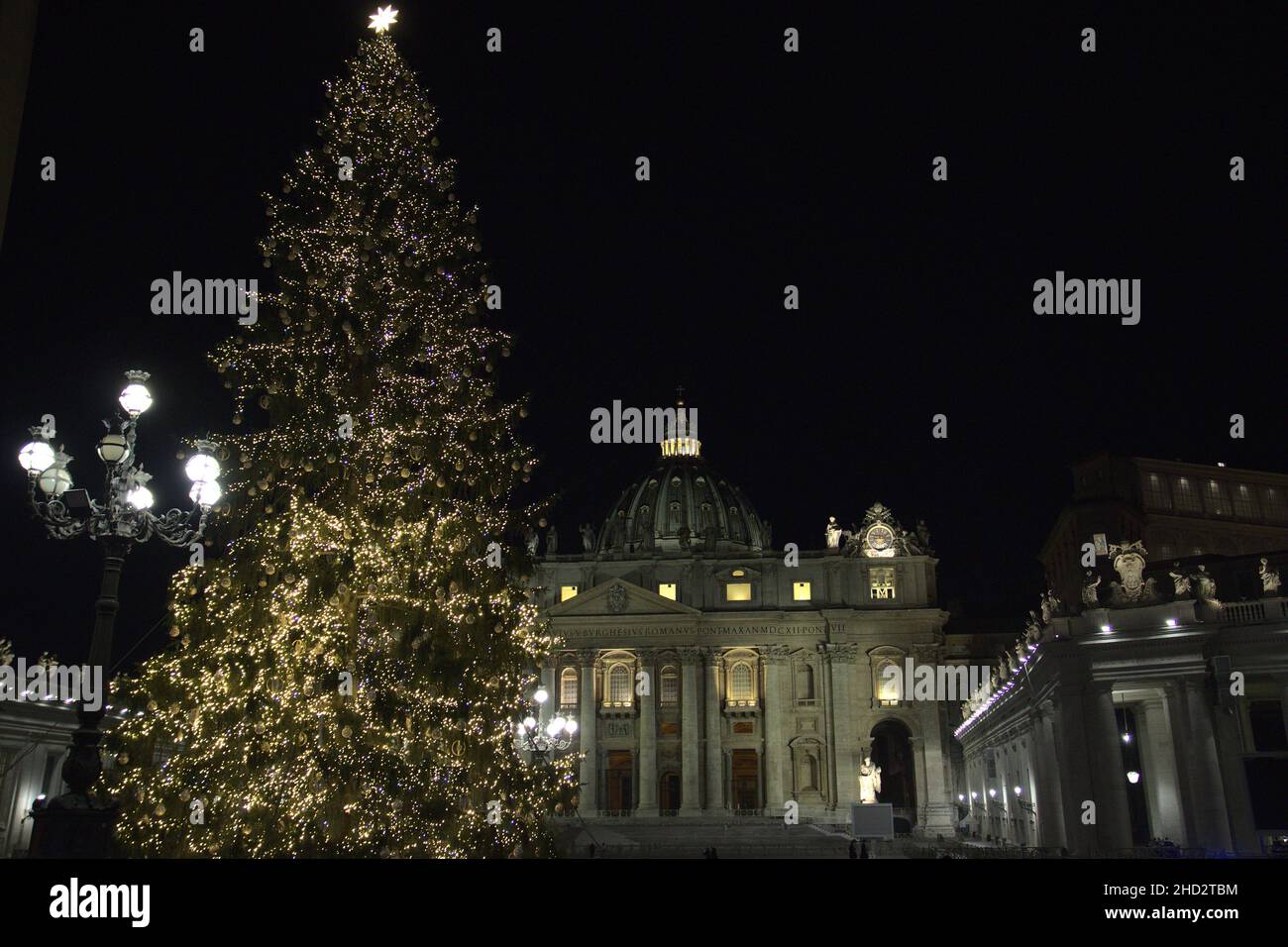 Die Piazza San Pietro, die Krippe und der mit goldfarbenen Lichtern geschmückte Weihnachtsbaum Stockfoto