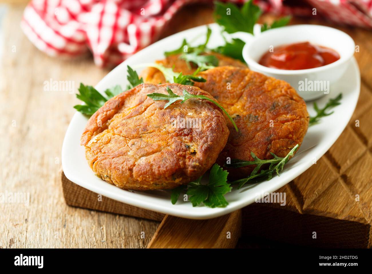 Hausgemachte vegane Burger mit Tomatensoße Stockfoto